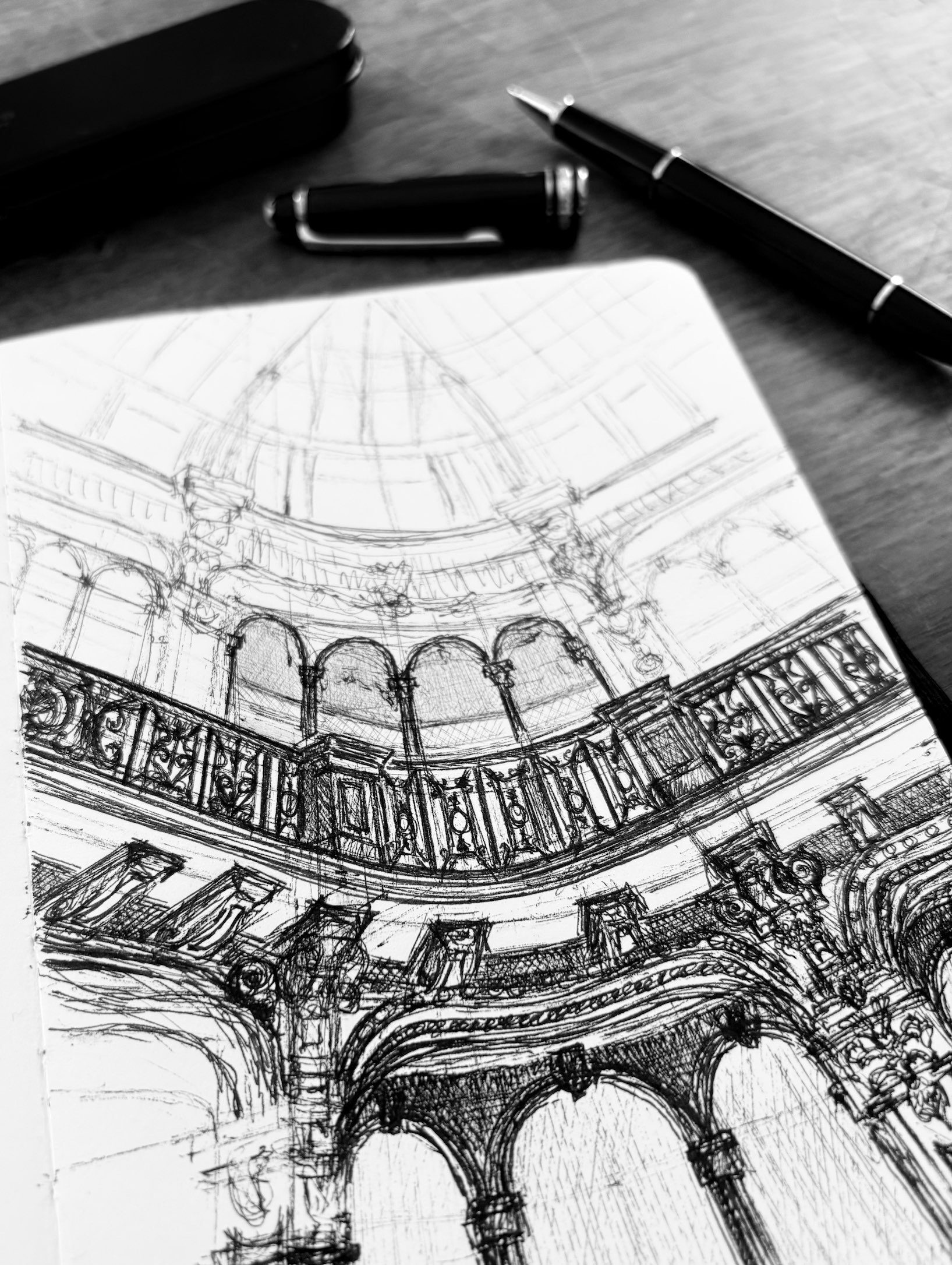 Skizze der Innenfassade der Galeria Subalpina in Turin, Italien. Zeichnung Rollerball-Stift auf Papier.